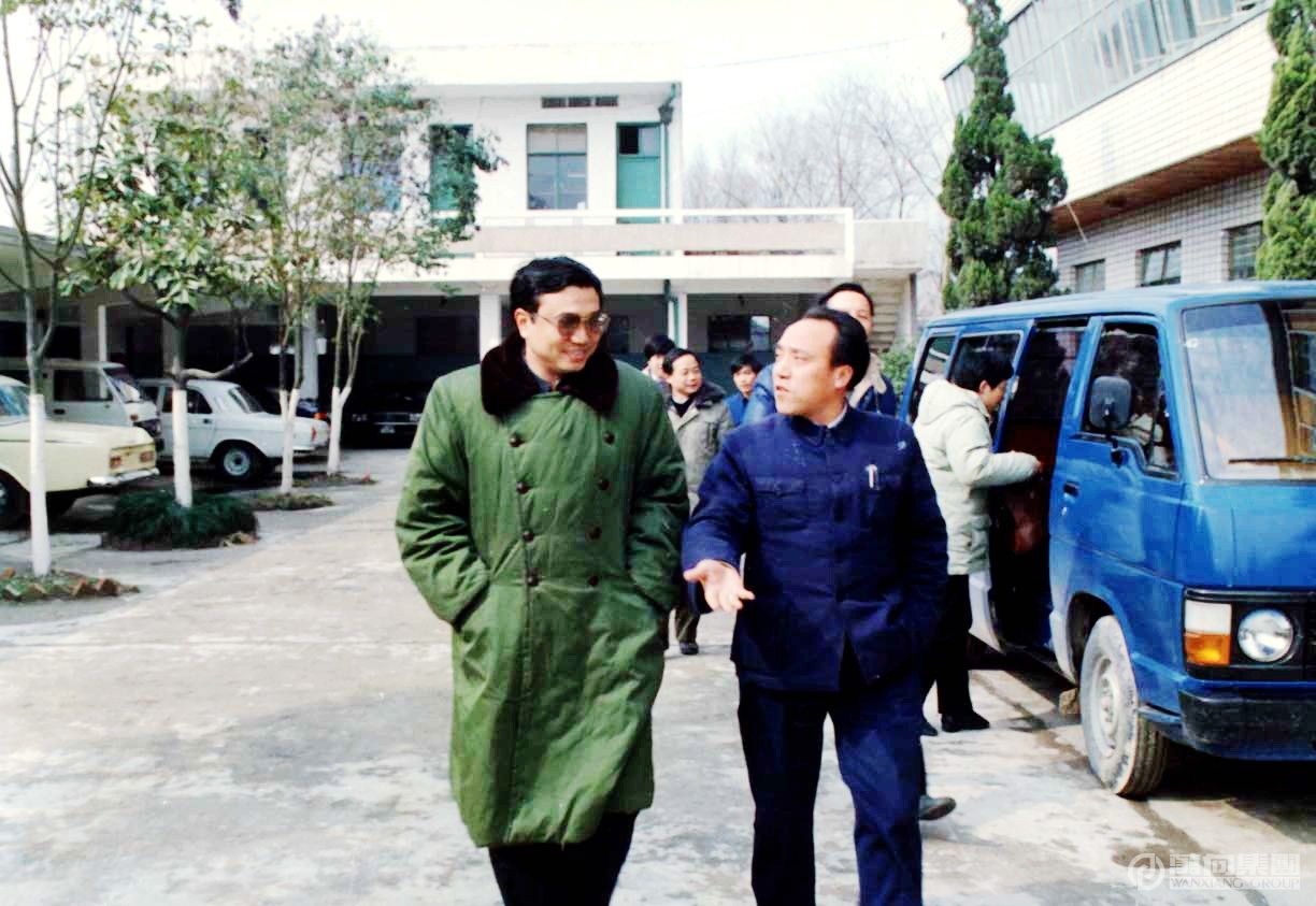 1988年1月31日， 团中央书记处书记李克强到我厂视察，鲁冠球陪同参观生产车间。.jpg