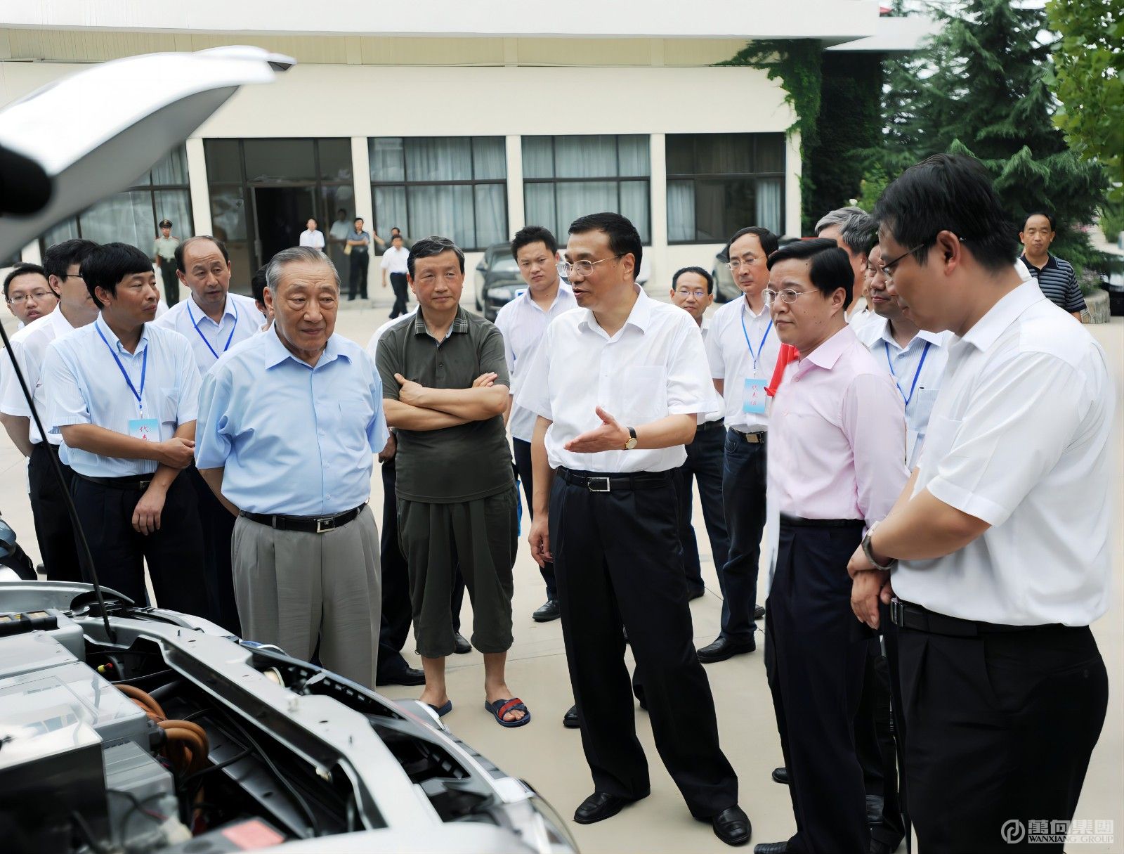 2009年8月5日，国务院副总理李克强等国家领导人在北戴河听取万向电动汽车汇报。(1).jpg